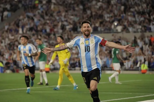 Messi tỏa sáng với hat-trick, trong ngày Ronaldo tịt ngòi