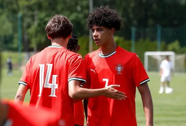 Vì sao Cristiano Ronaldo Jr là “viên ngọc thô” khiến các đại gia châu Âu tranh giành?