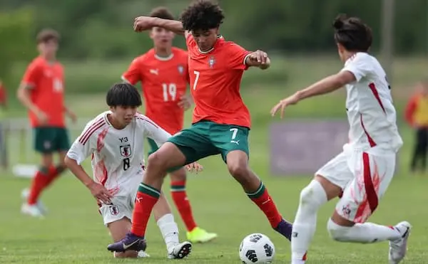 Vì sao Cristiano Ronaldo Jr là “viên ngọc thô” khiến các đại gia châu Âu tranh giành?