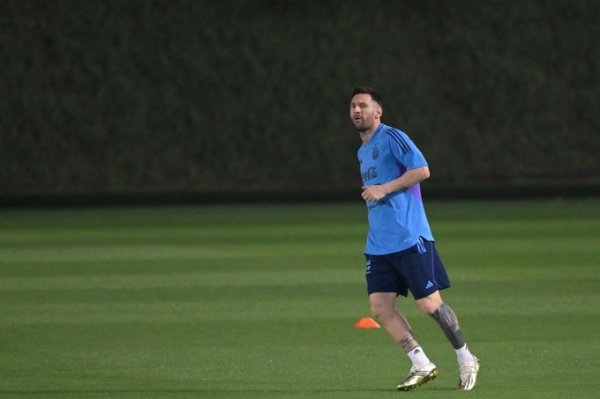 Lionel Messi tập luyện riêng tại Qatar