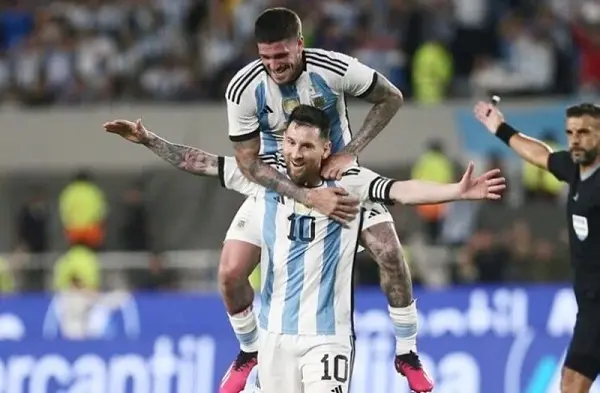 Messi tỏa sáng với hat-trick, trong ngày Ronaldo tịt ngòi