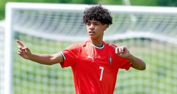 Vì sao Cristiano Ronaldo Jr là “viên ngọc thô” khiến các đại gia châu Âu tranh giành?