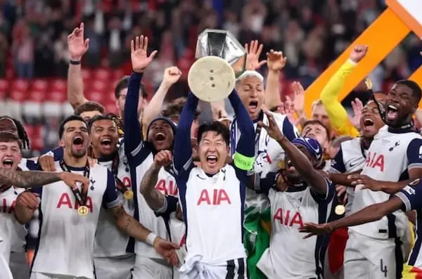 Vì sao Son Heung-min không đeo huy chương khi nâng cúp Europa League 2025?