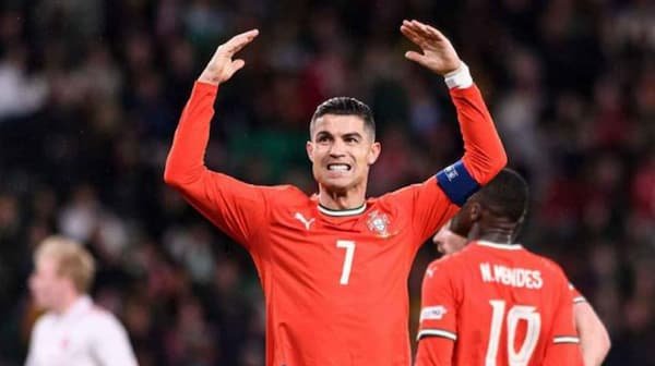 FIFA gây phẫn nộ khi để Cristiano Ronaldo ‘làm nền’ cho Messi trong poster mới