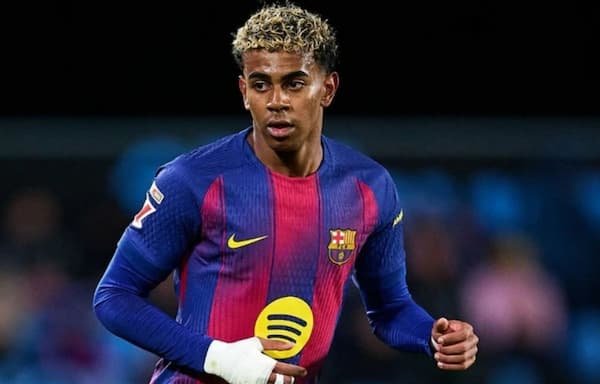 Áp lực nào khiến Lamine Yamal trở thành tâm điểm chỉ trích khi mới 18 tuổi?