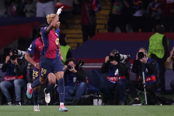 Áp lực nào khiến Lamine Yamal trở thành tâm điểm chỉ trích khi mới 18 tuổi?