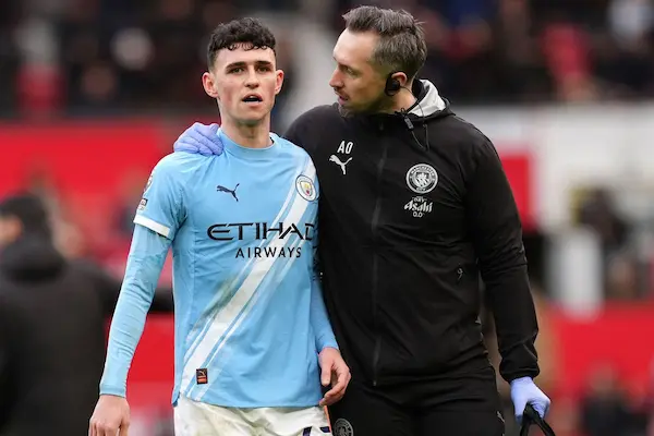 Pep Guardiola nói gì về nghi vấn Phil Foden bị gãy tay?